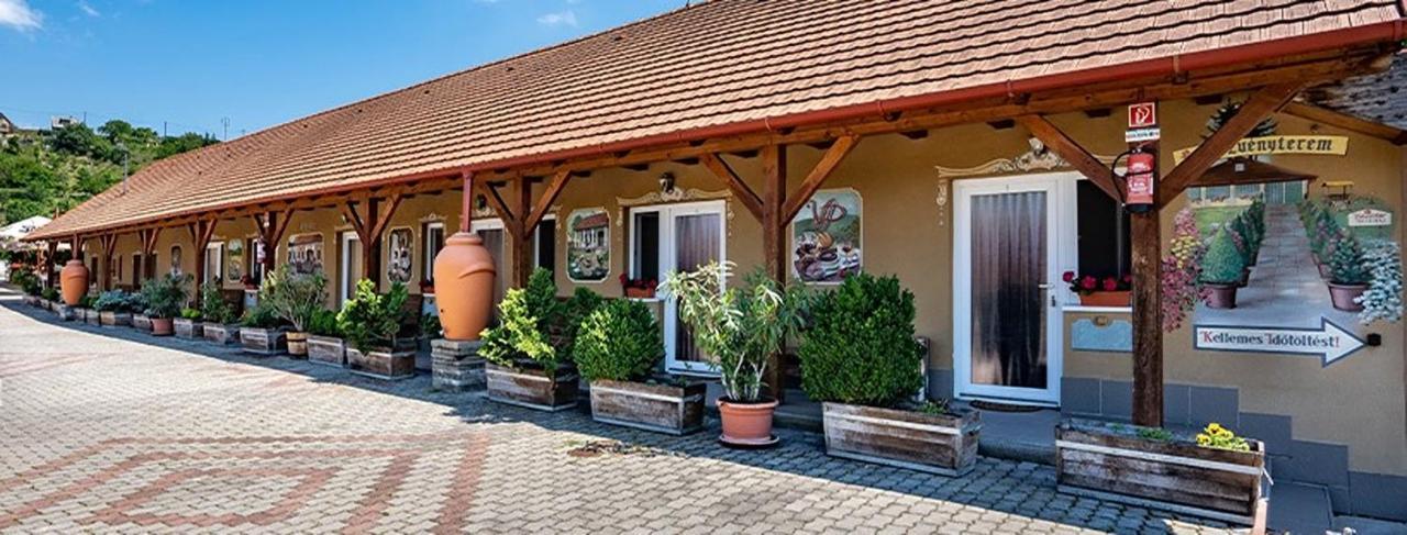 Vadvirag Vendeglo Es Fogado Bed & Breakfast Tatabánya Exterior photo